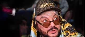 Conhecido por seus trajes extravagantes, Kirkorov alega que, como artista, não se interessa por política