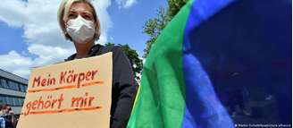 Cornelia Klisch, deputada estadual na Turíngia pelo SPD, durante protesto contra criminalização do aborto na Alemanha