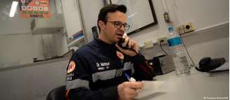 O médico socorrista Matheus Miachon em serviço: primeiro atendimento começa pelo telefone