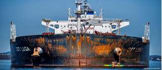 "Frota fantasma" de navios russos, que navegam sem registro oficial, possibilitou à Rússia contornar sanções do Ocidente à sua indústria petroleira 