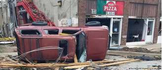 Tornados destruíram casas e reviraram automóveis em Oklahoma