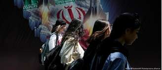 Muitas jovens iranianas têm saído às ruas sem o hijab, desafiando a repressão do regime