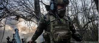 Militar ucraniano dispara peça de artilharia na região de Donetsk