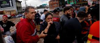 Defesa Civil e voluntários atuando no resgate em Canoas, região metropolitana de Porto Alegre: estimativa é de que haja ao menos 2,5 mil solicitações de resgate no Rio Grande do Sul