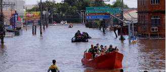 Resgate de pessoas por barco em Canoas, após enchentes devastadoras na região