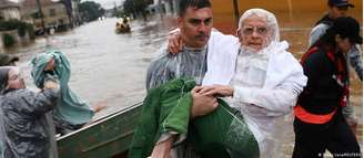 Voluntários resgatam idosa em Porto Alegre