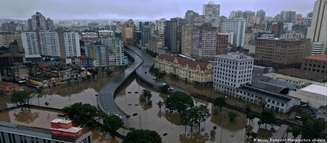 A nova elevação , provocada por uma série de chuvas que atingiram o estado no fim de semana, levou a uma corrida em Porto Alegre para erguer barreiras contra a água