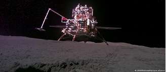 A pequena bandeira surgiu em um braço retrátil implantado na lateral do módulo lunar