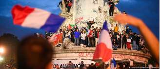 Eleitores da aliança de esquerda NFP celebraram a vitória na Place de la République, em Paris