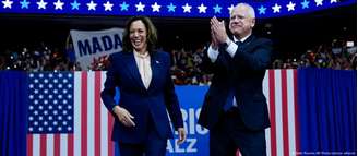 Tim Walz estreia ao lado de Kamala Harris no primeiro evento de campanha juntos; vice passou a chamar atenção na imprensa americana com comentários jocosos sobre republicanos