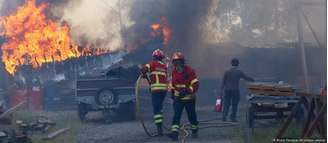 Bombeiros trabalham para tentar conter o fogo em Sever do Vouga, no norte de Portugal