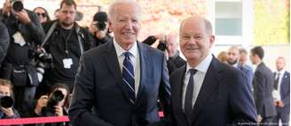 Joe Biden e Olaf Scholz durante encontro nesta sexta, em Berlim