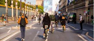 Número crescente de ciclistas gera disputa com automóveis por espaço nas ruas de Paris