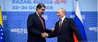 Maduro e Putin se cumprimentam em Kazan, na Rússia: relações da Venezuela com o Brasil, que barrou entrada do vizinho no Brics, não andam tão amistosas