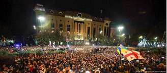 Manifestação em frente ao Parlamento da Gerórgia, na capital Tbilisi