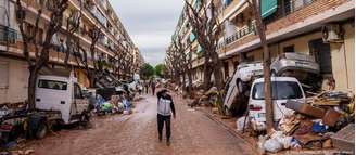 Rua devastada por enchentes na Espanha