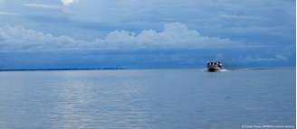 Barco navega na Foz do Rio Amazonas