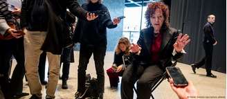 Nan Goldin é uma das artistas mais renomadas da fotografia contemporânea e teve retrospectiva inaugurada no Neue Nationalgalerie