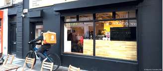 Brasileiros que trabalham para aplicativos de entrega são vítimas de violência na Irlanda