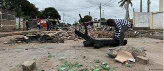 Ruas obstruídas por barricadas improvisadas em Maputo; eleições têm motivado confrontos sangrentos e já deixaram um total de 248 mortos desde outubro