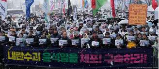 Protesto anti-Yoon tinha faixas com os dizeres "Prendam Yoon Suk Yeol"