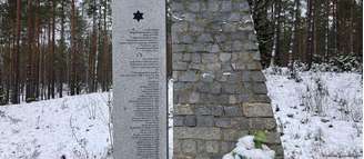 Uma placa memorial na floresta perto do vilarejo de Szumowo, no leste da Polônia, homenageia os judeus que foram assassinados no localroleta personalizada para sorteio1941