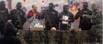 Refém teve que discursar para multidão, ao lado de combatentes mascarados, antes da entrega para Cruz Vermelha