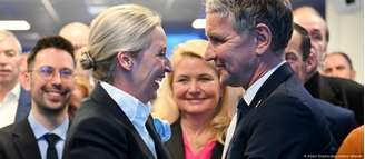 Alice Weidel, que é candidata a chenceler federal da AfD, abraça Björn Höcke, líder da AfD na Turíngia que é classificado como extremista de direita