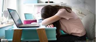 Sintomas mais comuns nos jovens incluem problemas de concentração, ansiedade, depressão e dificuldades cognitivas