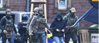 Daniela Klette é conduzida por policiais em 07/03/2024