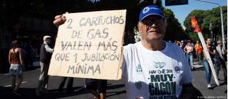 Aposentados estão entre os mais afetados pelos ajustes econômicos na Argentina