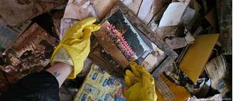 Fotografia encontrada em uma casa destruída pelas enchentes na cidade gaúcha de Sinimbu