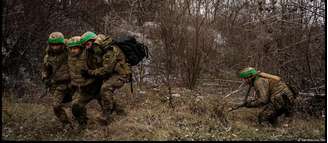 Soldados ucranianos treinando manobras de evacuação nas proximidades da frente de batalha contra a Rússia