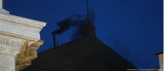 Fumaça preta indica que os cardeais não chegaram a um consenso sobre a indicação do novo pontífice