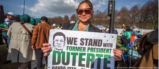 Uma apoiadora de Duterte durante um protesto contra o TPI