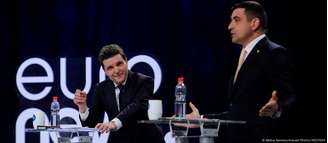 Candidatos a presidente da Romênia Nicusor Dan e George Simion durante debate televisivo