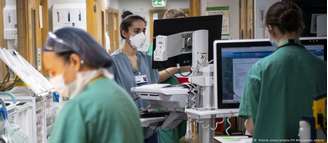 "NHS é um sistema muito caro e que não é particularmente eficaz. As pessoas chegam tarde, com doenças em estado avançado", diz a médica Connie Junghans-Minton