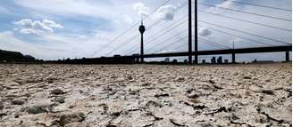 Leito seco do rio Reno, em trecho na cidade de Düsseldorf