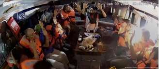 Ativistas a bordo do Madleen após embarcação ser interceptada pelos israelenses