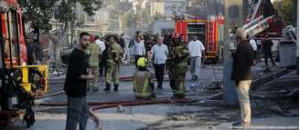 Bombeiros atuam em área atingida por bombardeio israelense em Teerã