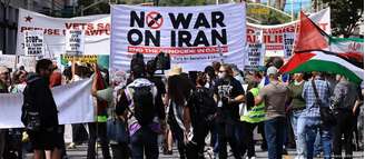 Protesto em Los Angeles em 21 de junho contra uma intervenção dos EUA no conflito Irã x Israel. Horas depois, EUA lançaram ataque