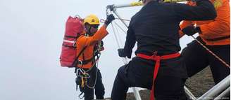 Equipe de resgate desce encosta do Monte Rinjani para retirar o corpo de Juliana Marins