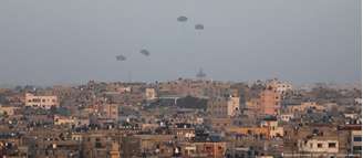 Lançamento de ajuda por via aérea é estratégia criticada pelas agências humanitárias