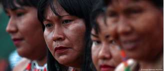 Mulheres do povo krikati fazem ritual em defesa do seu modo de vida no acampamento Terra Livre, em Brasília, em abril de 2025