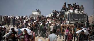 Durante crise humanitária, palestinos arriscam a vida ao tentarem acessar a oferta limitada de alimentos básicos, como farinha, na Faixa de Gaza