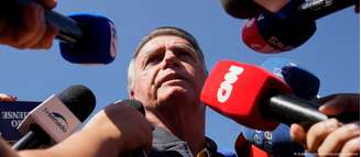 Bolsonaro conversa com jornalistas em 18 de julho, após ter sua tornozeleira instalada em Brasília