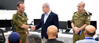 Netanyahu ao lado de chefes militares de Israel