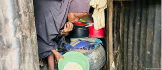 A nigeriana Sha'afa Usman e seus três filhos dependem de sobras de arroz para jantar no norte da Nigéria