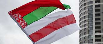 Muitas pessoas saíram às ruas em 2020 usando tanto a bandeira oficial de Belaurs (acima) quanto um antigo design abandonado nos anos 1990 (abaixo)