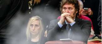 O presidente argentino Javier Milei ao lado da irmã, Karina (foto de arquivo)